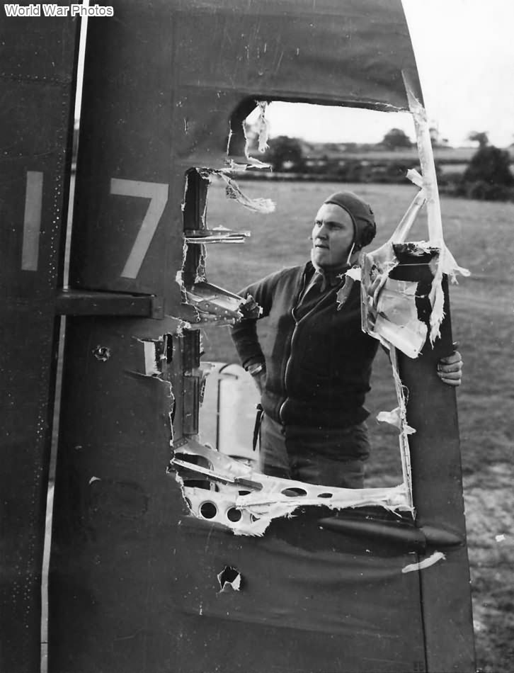 Bombardierr examines a hole in the tail of his plane „Idiot s Delight II” 1943