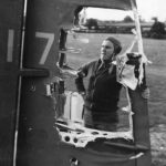 Bombardierr examines a hole in the tail of his plane „Idiot s Delight II” 1943