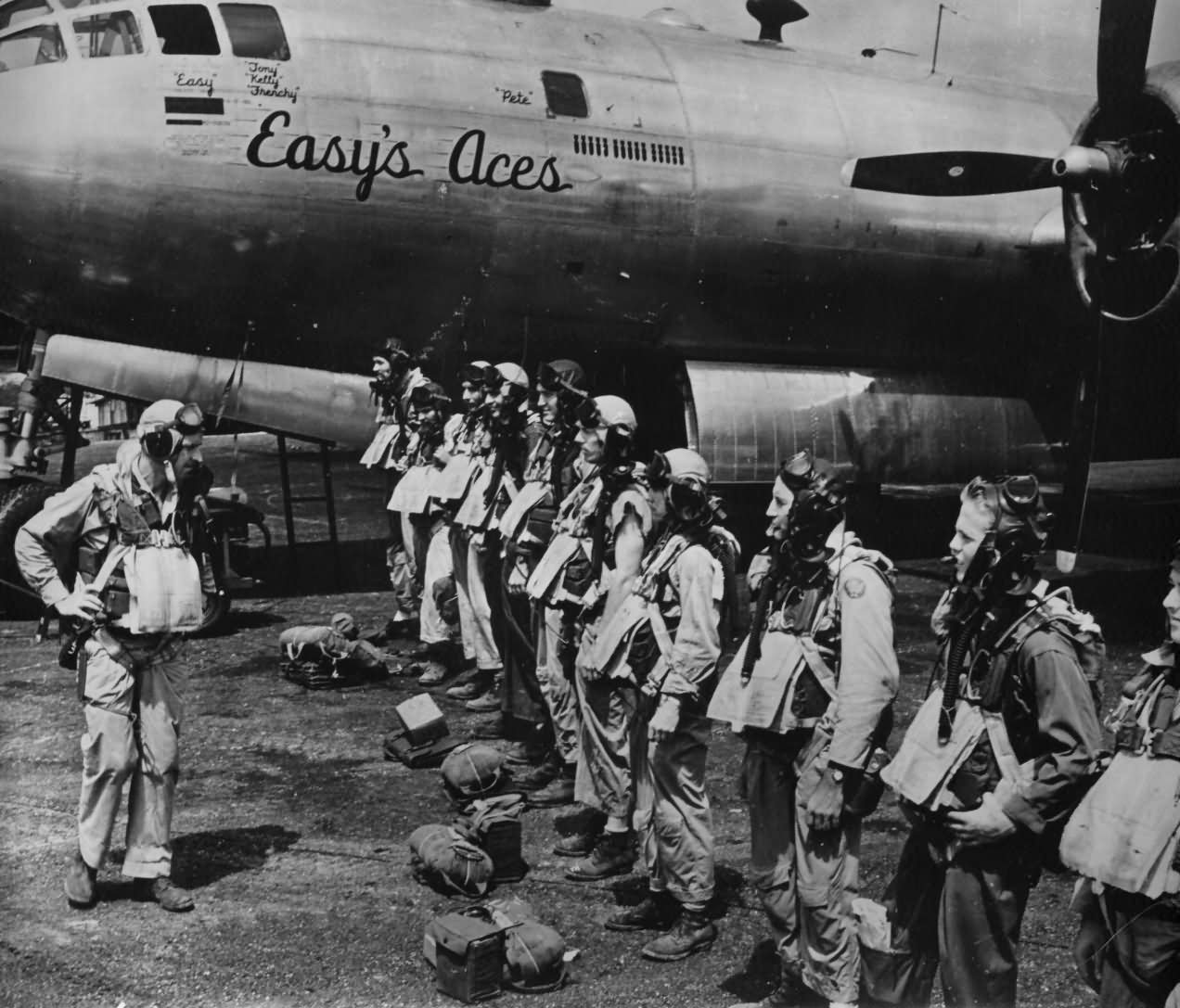 Сайт б 29. Экипаж бомбардировщика b-29. B29 во Вьетнаме. B29 Superfortress экипаж.