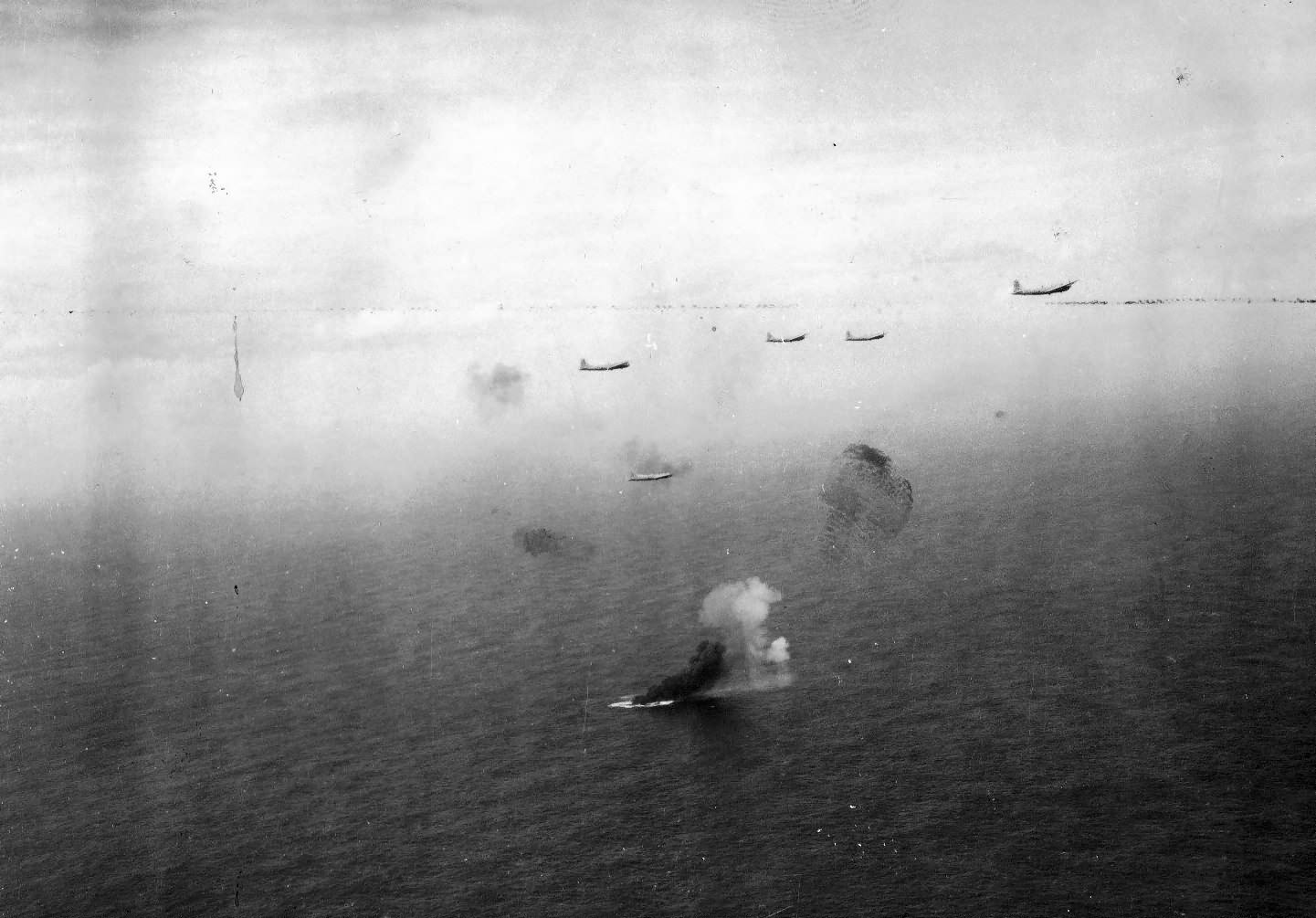 Two B-29 collide and fall to the sea – 869th Bomb Squadeon, 497th Bombardment Group codes: A square 44 and A square 45