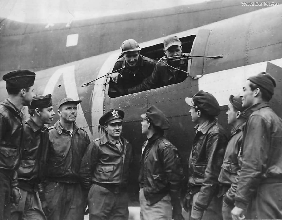 301st BG, 352nd BS B-17 crew at base in England