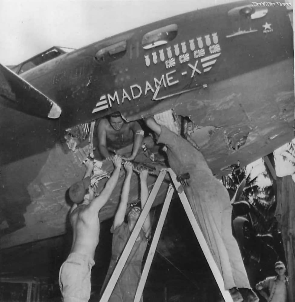 Ground Crewmen Repairing B-17 41-2525 „Madame X”