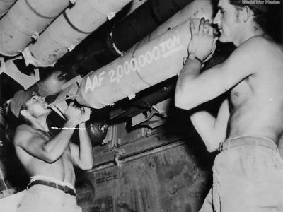 2,000,000th ton of explosives loaded on B-29 „Goin Jessie”