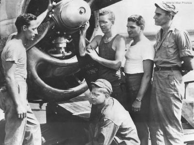 Group of mechanics of a B-29