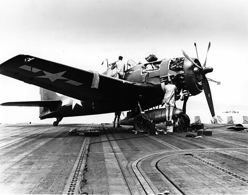 Mechanics work on an F6F Hellcat „Minsi II” USS Essex CV 9 Saipan on July 30 1944. Pilot Cdr. David McCampbell CAG-15