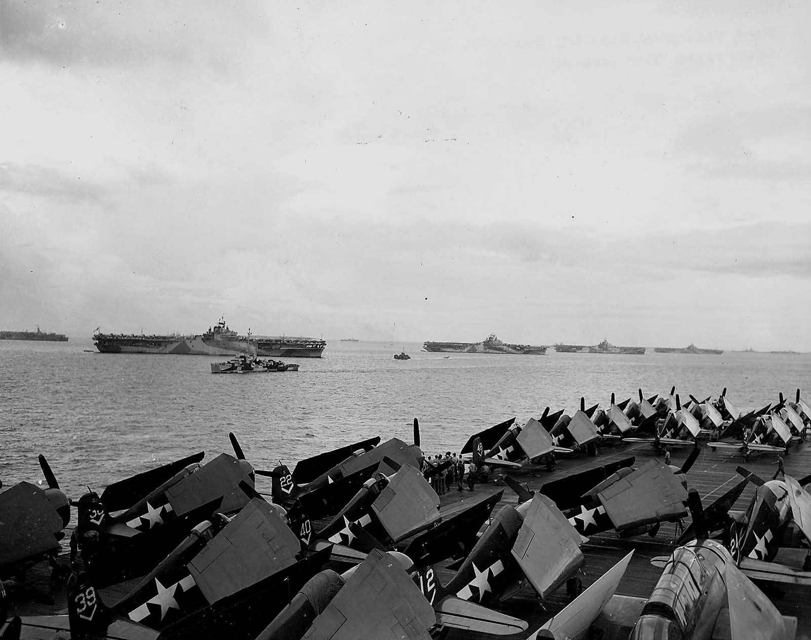 „Murderer’s Row” – USS Wasp CV-18, USS Yorktown CV-10, USS Hornet CV-12 and USS Hancock CV-19 anchored in Ulithi Atoll as seen from the carrier USS Ticonderoga CV-14 December 1944