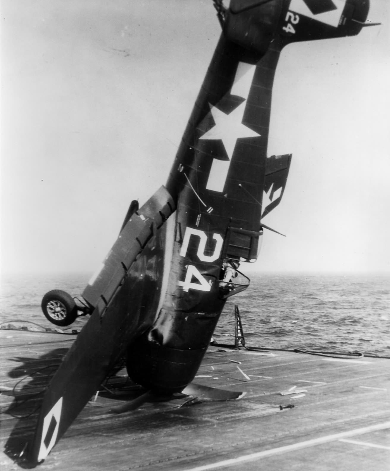 F6F-5 Hellcat „White 24” of the VF-23 crashed on the deck of USS Langley 1945