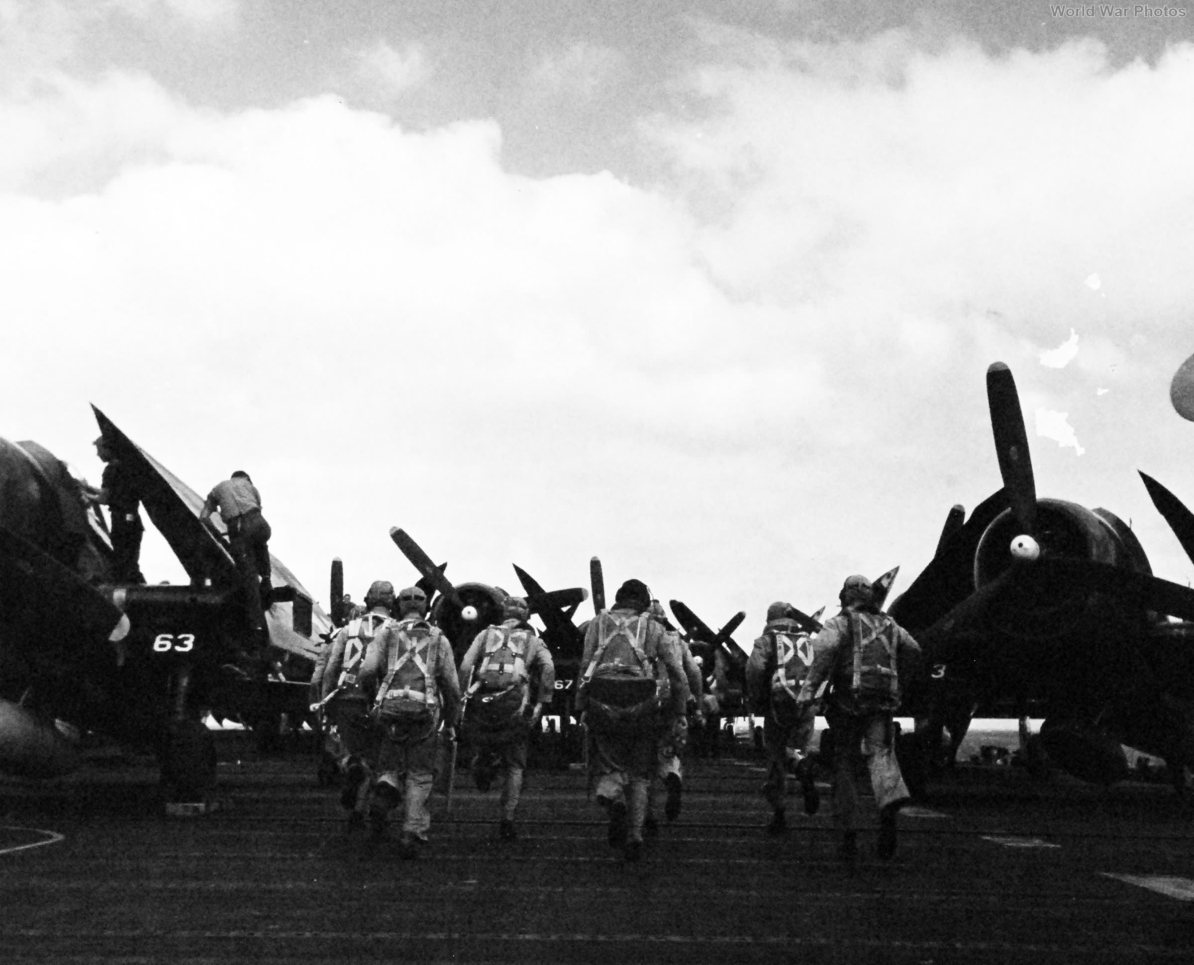 Naval Aviators Rushing To Their F6fs For A Raid On Tokyo Uss Hornet February 1945 World War Photos