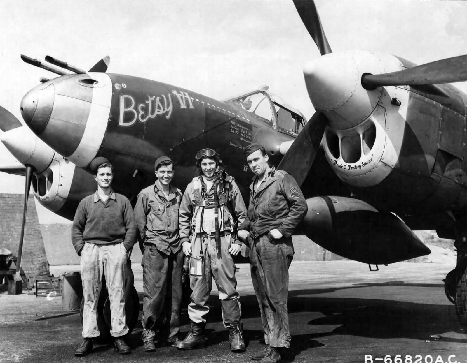 1Lt Russell Bebout of the 79th FS 20th Fighter Group with his ground crew P-38J „Betsy VI” code MC-Y