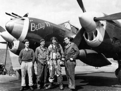 1Lt Russell Bebout of the 79th FS 20th Fighter Group with his ground crew P-38J „Betsy VI” code MC-Y