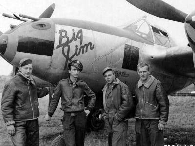 1lt James Mason 393rd FS 367th Fighter Group with his ground crew and P-38J Lightning 42-68059 „Big Jim”