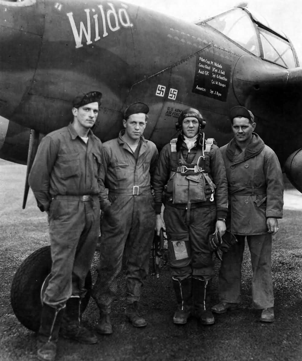 Capt Merle Nichols of the 79th FS 20th Fighter Group with his ground crew and P-38J 42-67515 coded MC-N
