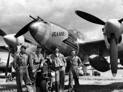 Capt Roy Scrutchfield of the 55th Fighter Squadron, 20th FG with his ground crew and P-38J Lightning 43-28430 coded KI-N