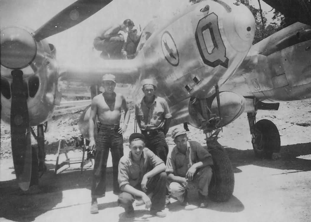 Lockheed P-38 „Q” of the 8th Fighter Group and USAAF ground crew