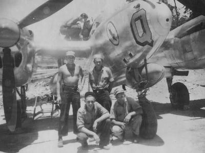 Lockheed P-38 „Q” of the 8th Fighter Group and USAAF ground crew