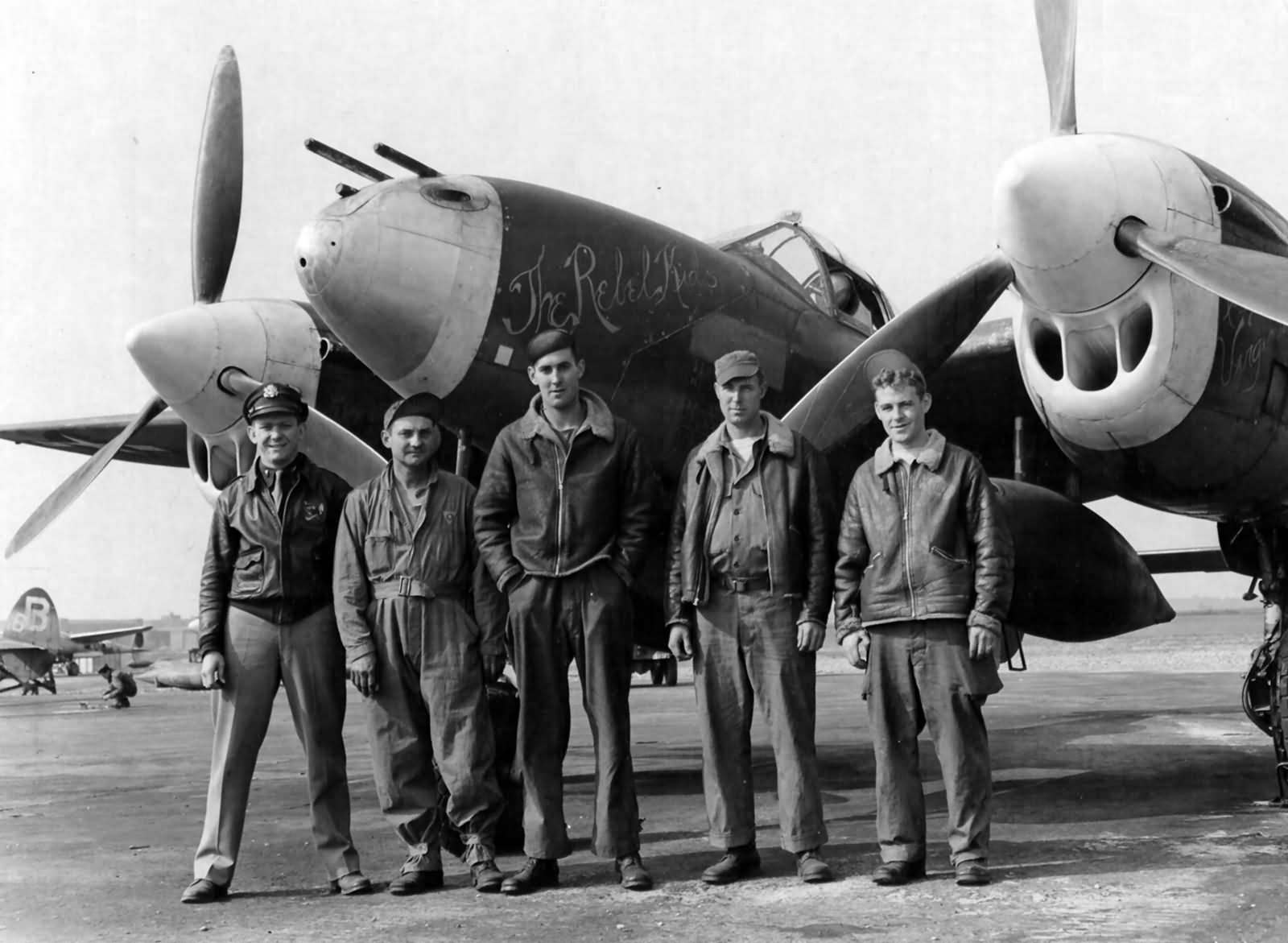 P-38J Lightning s/n 42-67412 code N2-X „The Rebel Kids”, pilot Lt Marvin Glascow of the 383rd FS 364th Fighter Group with his ground crew