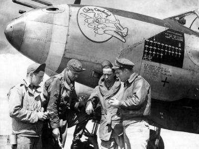 P-38J Lightning 42-68176 „Sky Cowboy” code LC-I, pilot Lt Walker Whiteside of the 77th FS 20th Fighter Group with his ground crew