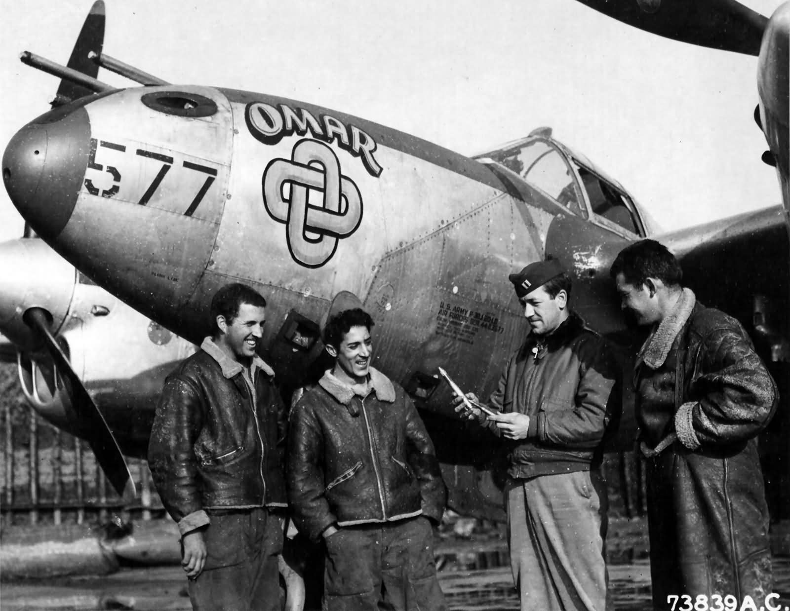 P-38J 44-23577 „Omar” pilot Capt Owen Hansen of the 392nd FS 367th Fighter Group with his ground crew Juvincourt airfield A-68 France