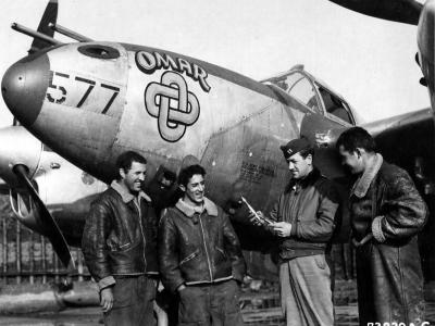 P-38J 44-23577 „Omar” pilot Capt Owen Hansen of the 392nd FS 367th Fighter Group with his ground crew Juvincourt airfield A-68 France