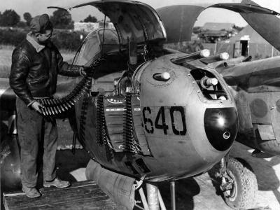 P-38 Lightning „640” Armorers loading ammunition