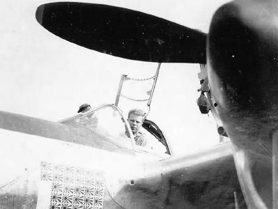 Pilot Richard Bong Posed in P-38 Lightning s/n 42-104380 „Marge”