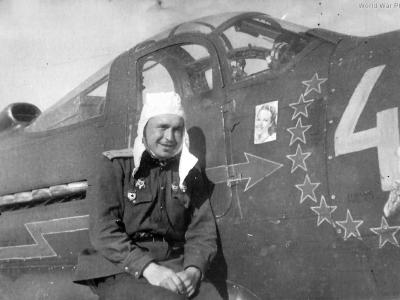 Cpt Proszenkov posing with P-39N-1 of 69 GIAP 1944
