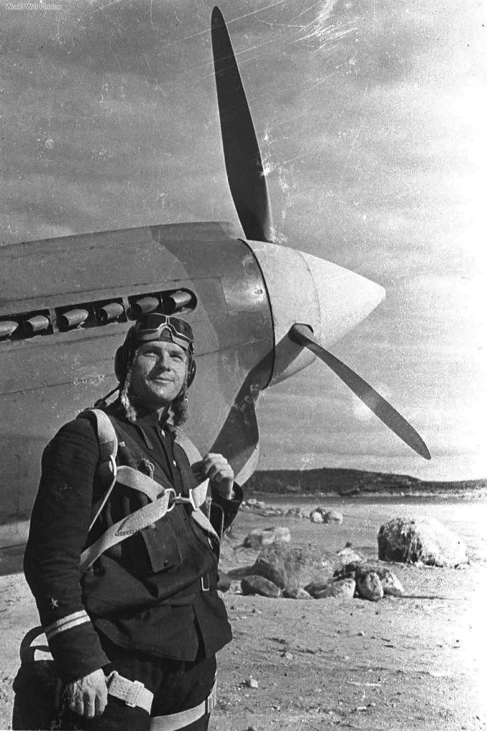 Soviet pilot Pokrovskiy with P-40 1942