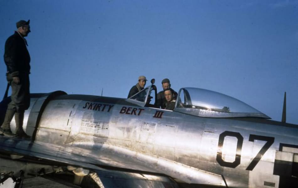 Colonel Kelly of the 406th Fighter Group in the cockpit of his P-47 „Skirty Bert III” Handorf