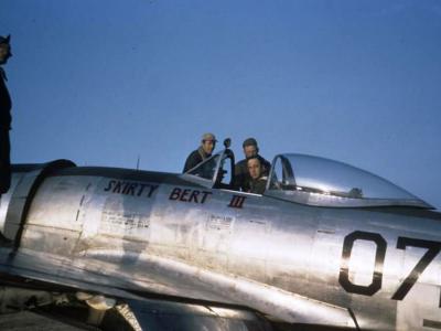 Colonel Kelly of the 406th Fighter Group in the cockpit of his P-47 „Skirty Bert III” Handorf