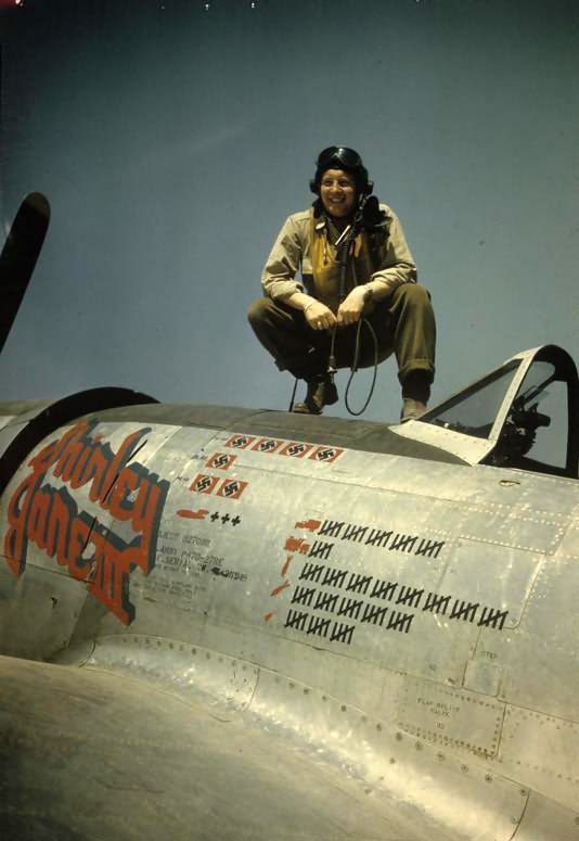 Capt Edwin Fisher of the 362nd Fighter Group atop his P-47 Thunderbolt 42-26919 „Shirley Jane III”