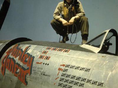 Capt Edwin Fisher of the 362nd Fighter Group atop his P-47 Thunderbolt 42-26919 „Shirley Jane III”