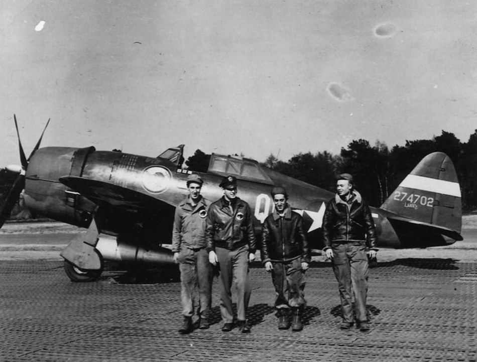 Crew of the 361st FS, 356th Fighter Group with Hewitt P-47 Thunderbolt QI-F 42-74702 „Clarkie” at Goxhill