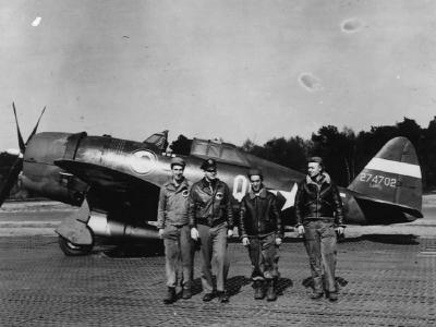 Crew of the 361st FS, 356th Fighter Group with Hewitt P-47 Thunderbolt QI-F 42-74702 „Clarkie” at Goxhill