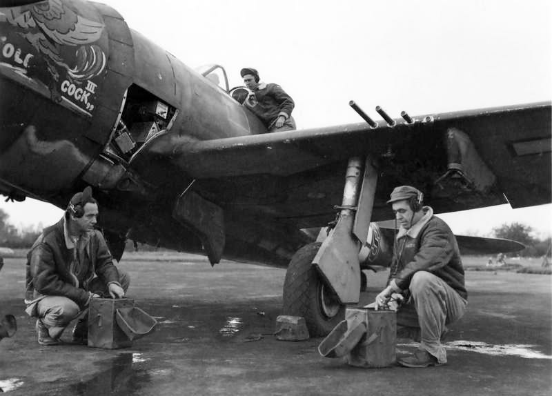Ground crew of the 61st FS, 56th FG test the radio equipment of P-47 HV-S 42-28382 „Ole Cock III” – Boxted November 1944