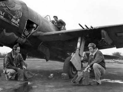 Ground crew of the 61st FS, 56th FG test the radio equipment of P-47 HV-S 42-28382 „Ole Cock III” – Boxted November 1944