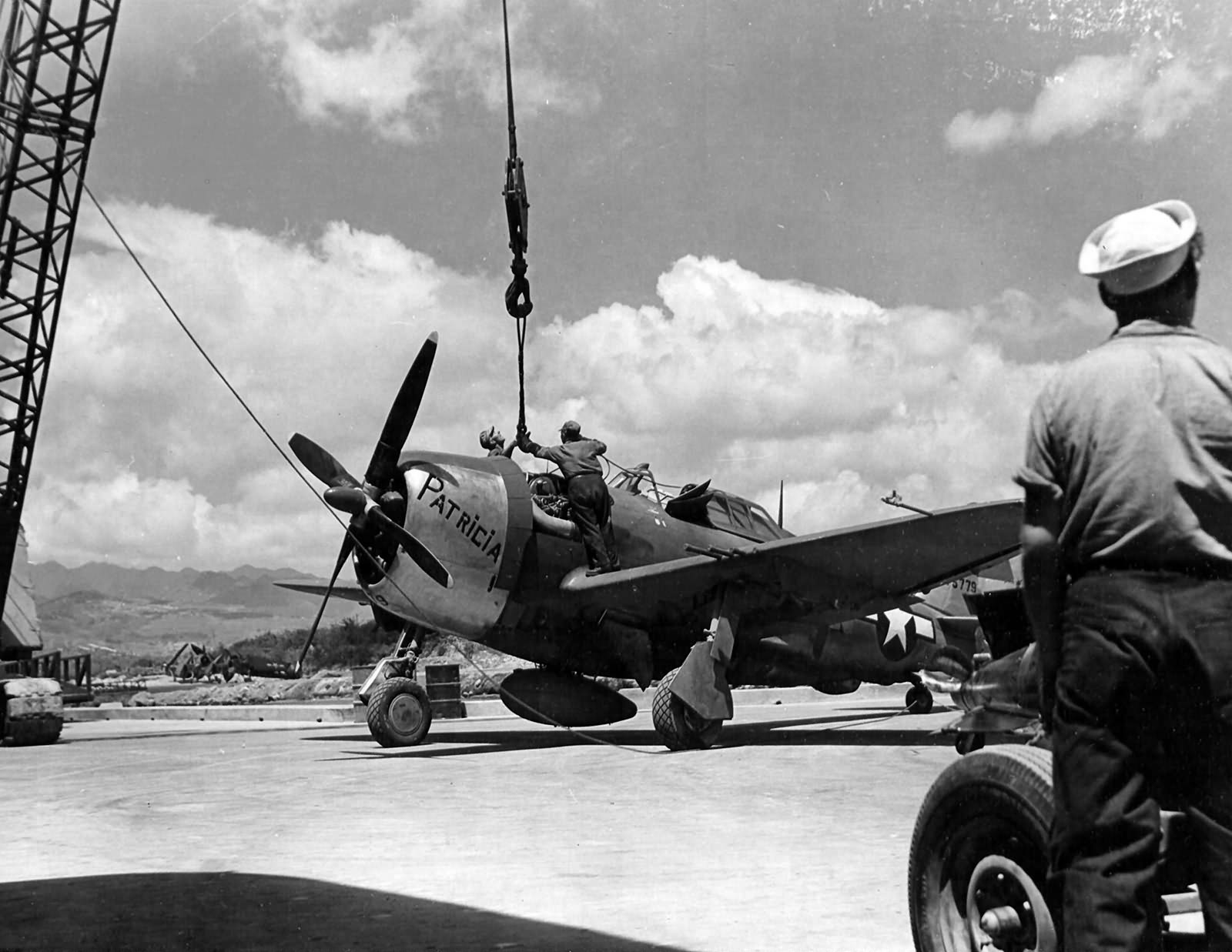 P-47D 42-75779 „Patricia” 19th Fighter Squadron, 318th FG hoisted aboard USS Natoma Bay CVE-62 at Pearl Harbor – 1 June 1944