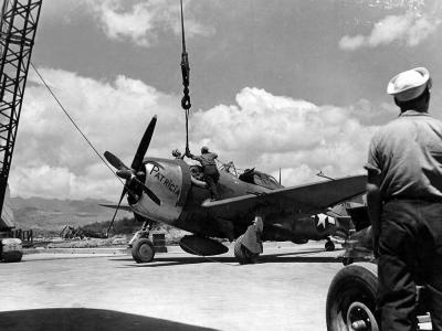 P-47D 42-75779 „Patricia” 19th Fighter Squadron, 318th FG hoisted aboard USS Natoma Bay CVE-62 at Pearl Harbor – 1 June 1944