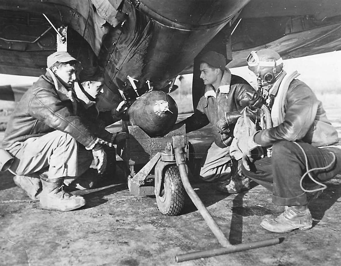 Lt Fields and armament crew of the 351st Fighter Squadron, 353rd Fighter Group and P-47D Thunderbolt YJ-F 42-75570 „Devils Thumb” – 1943