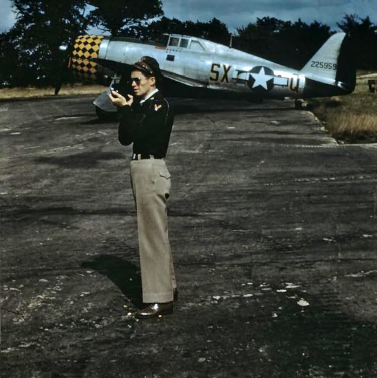 Lt James G Bartley of the 353rd Fighter Group and P-47D, code SX-Q, serial 42-25959
