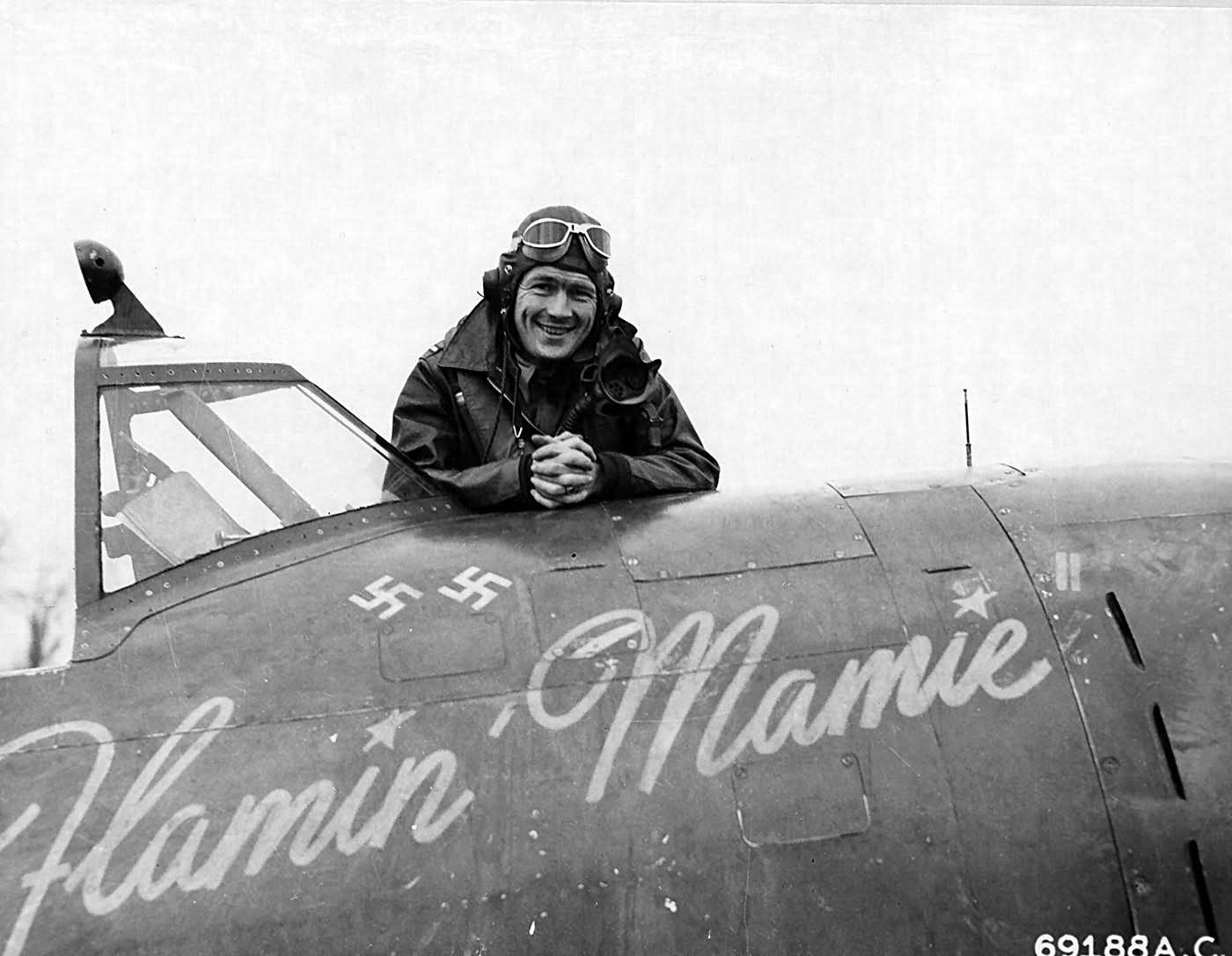 Lt William W. Odom of 350th FS, 353rd Fighter Group with his P-47D serial 42-8398 „Flamin’ Mamie”, coded LH-O