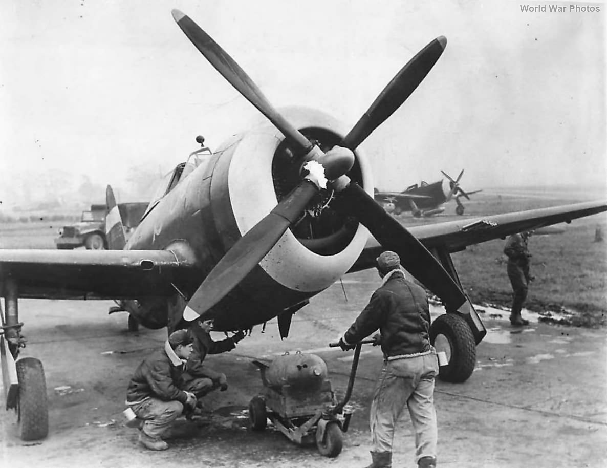 353rd FG crew loads 500lbs bomb on P-47 at RAF Metfield 1943