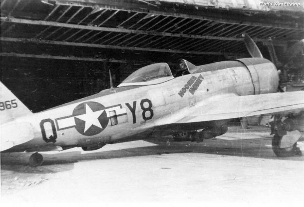 Republic P-47D Y8-Q of the 404th FG