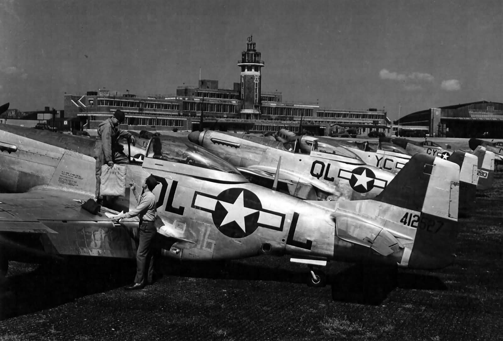 F-6K Mustang serial 44-12527 code QL-L, 44-12526, 44-12813 of the 22nd TRS 69th TRG Ochey A-96 France 1945