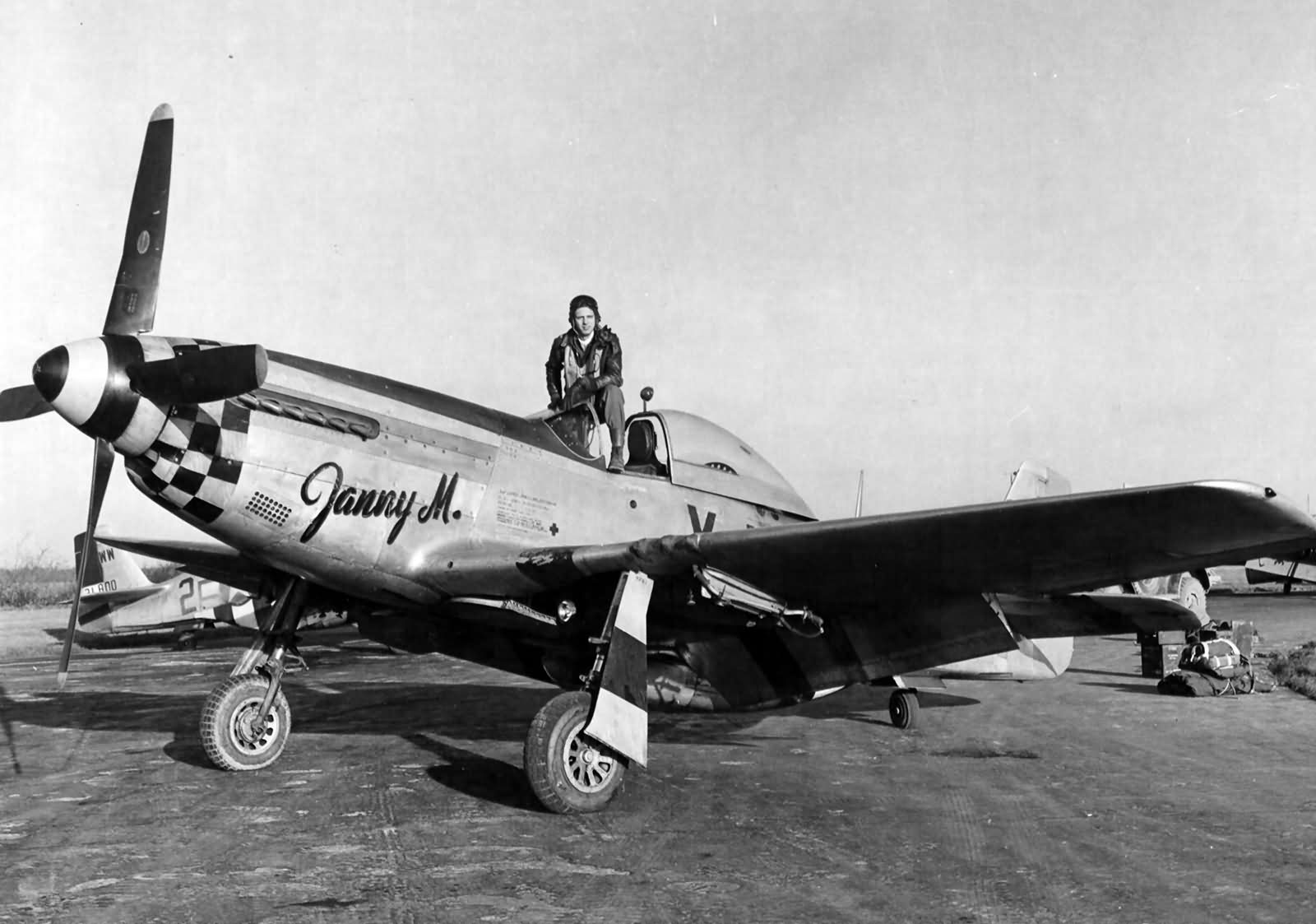 Lt William K Lahke of the 351st FS 353rd Fighter Group In The Cockpit Of P-51D 44-14781 „Janny M.” Coded YJ-U