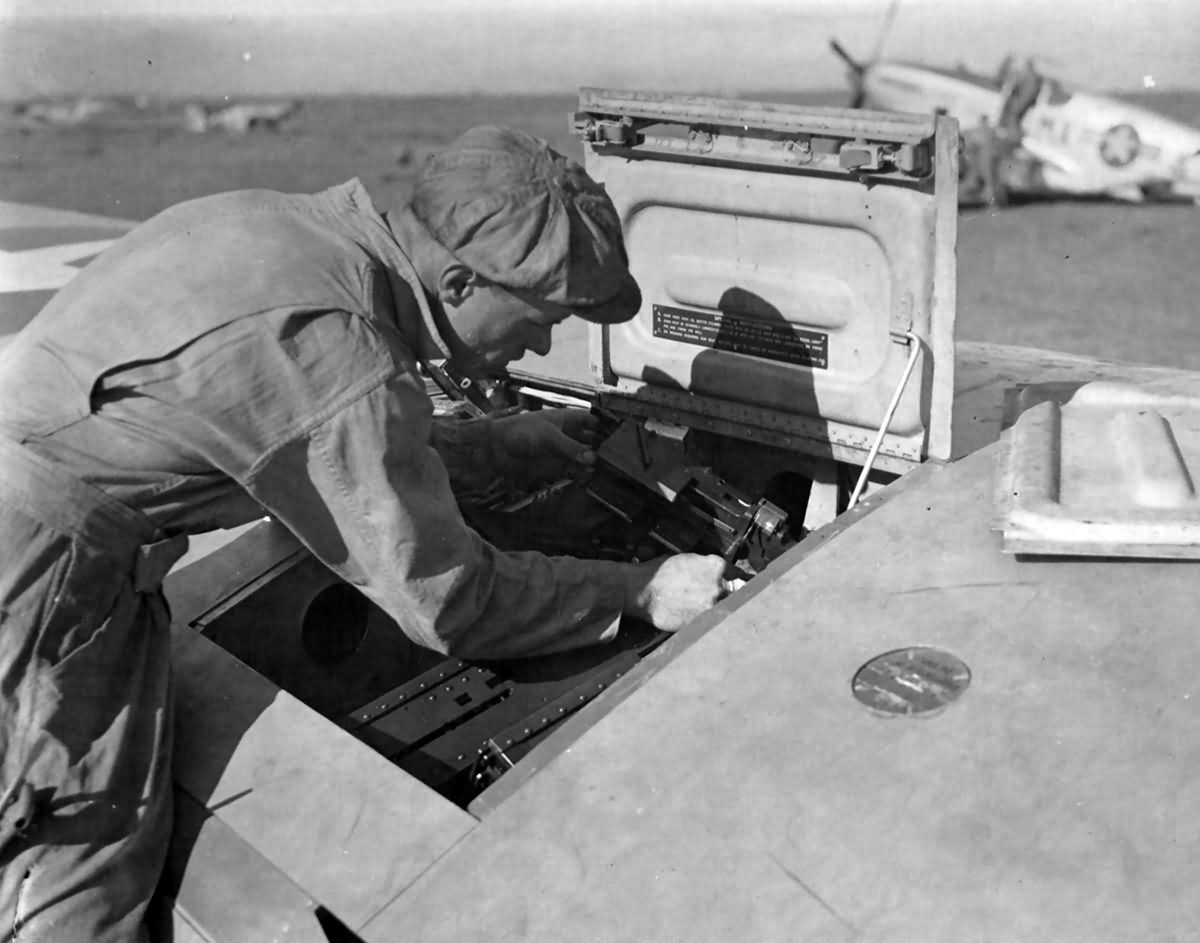 P-51 Mustang Gun Maintenance Italy