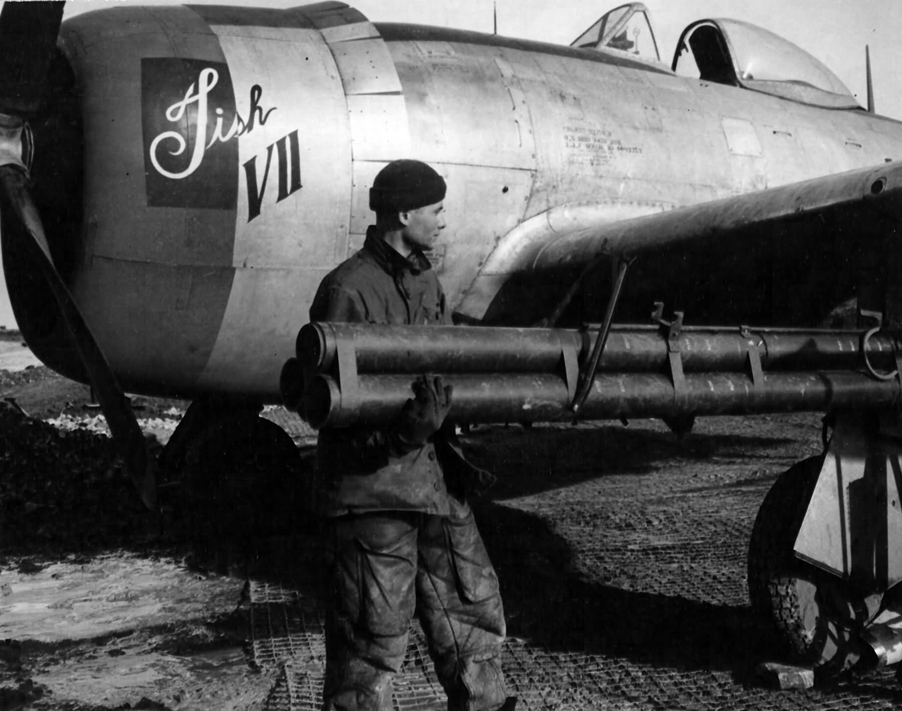 Armorer installs rocket tubes onto a „Tish VII” P-47D W3-F from 313th FS, 50th FG