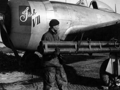 Armorer installs rocket tubes onto a „Tish VII” P-47D W3-F from 313th FS, 50th FG