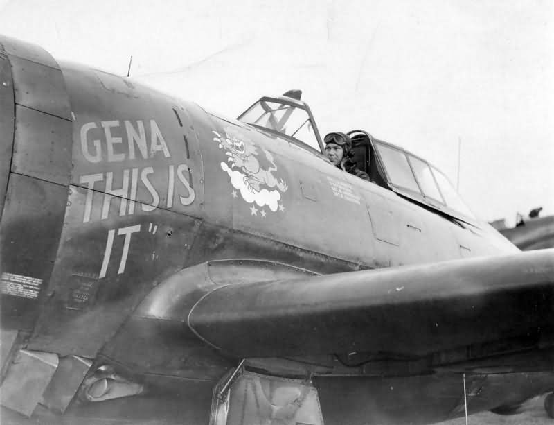 Col Mason of the 352nd Fighter Group in the cockpit of his P-47 nicknamed „Gena This Is It”