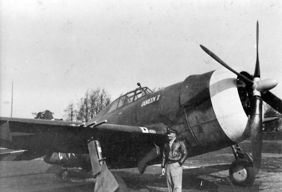 Cpt James Dufour of the 336th Fighter Squadron, 4th FG with his P-47 Thunderbolt VF-E 41-6575 „Doreen III” 1943