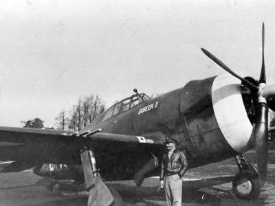Cpt James Dufour of the 336th Fighter Squadron, 4th FG with his P-47 Thunderbolt VF-E 41-6575 „Doreen III” 1943